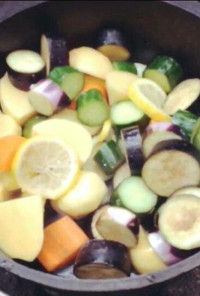 ダッチオーブンで手羽元と夏野菜の塩レモン