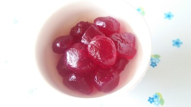 赤紫蘇（しそ）ジュースのわらび餅の写真