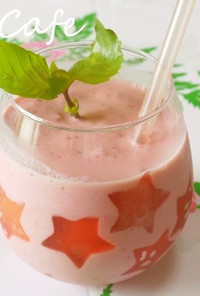 胡桃ミルクと苺のスムージー