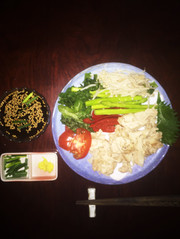 そうめんつゆで食べる冷製豚しゃぶの写真