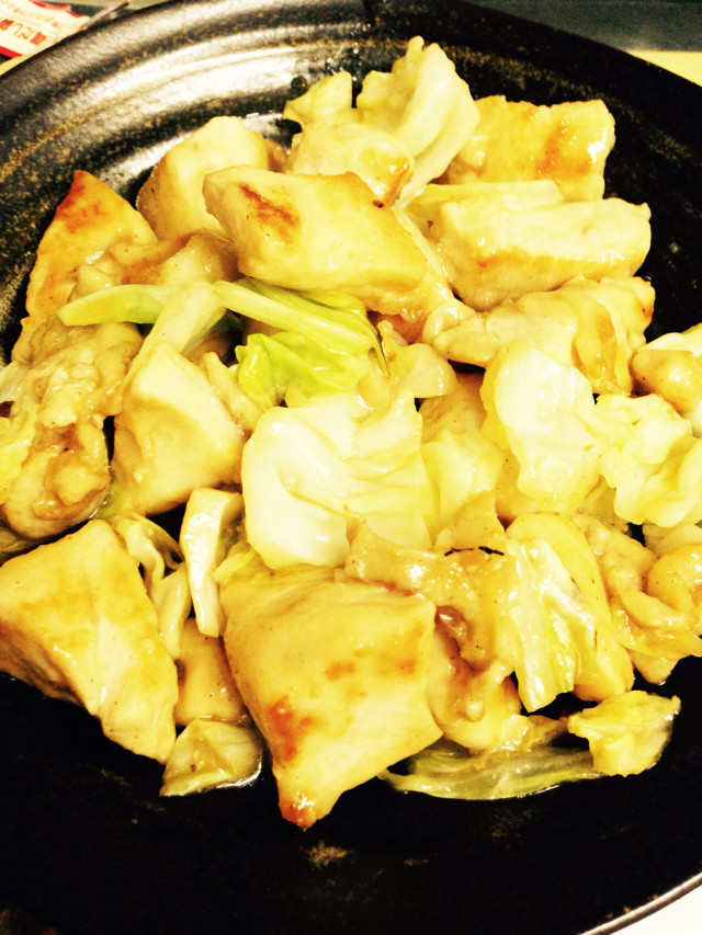 鶏胸肉とキャベツの炒め物の画像