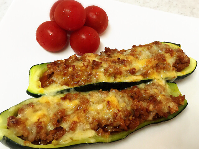 ズッキーニボートのひき肉詰めチーズ焼き レシピ 作り方 By Yummysunny クックパッド 簡単おいしいみんなのレシピが352万品