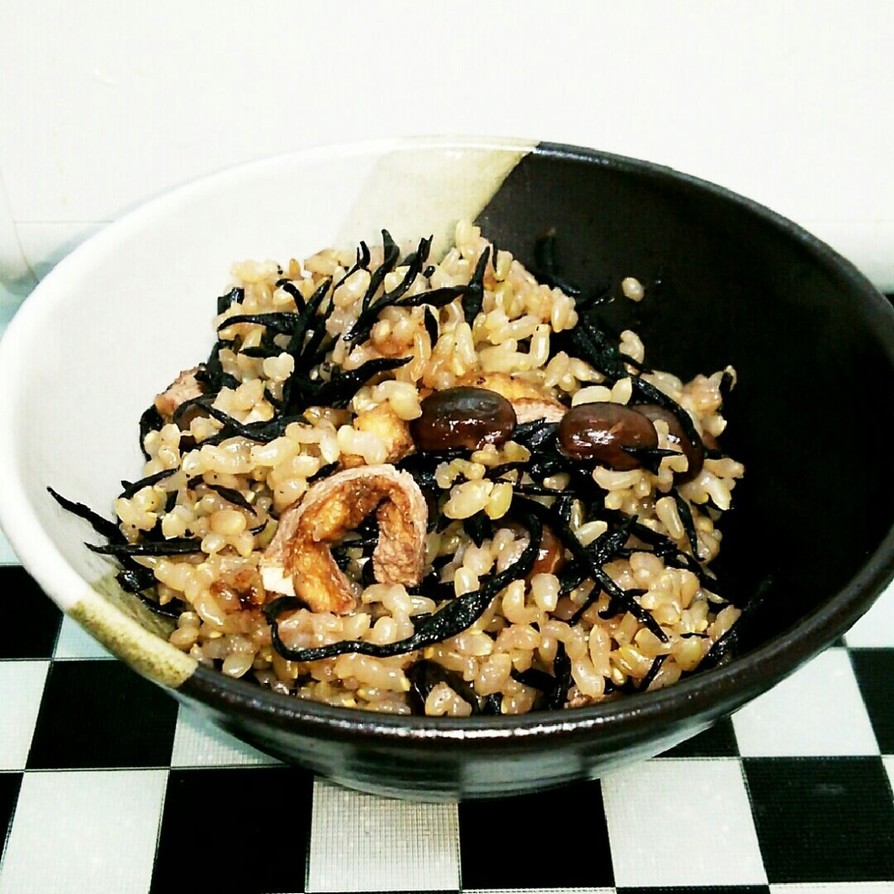 玄米ご飯【黒豆とひじき入り】の画像