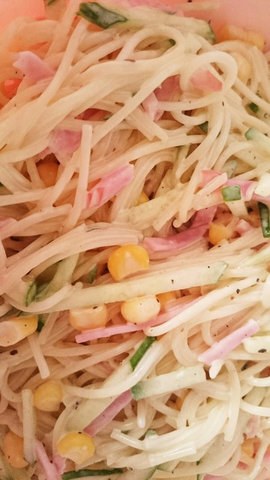 細いパスタ麺でスパゲティサラダの写真