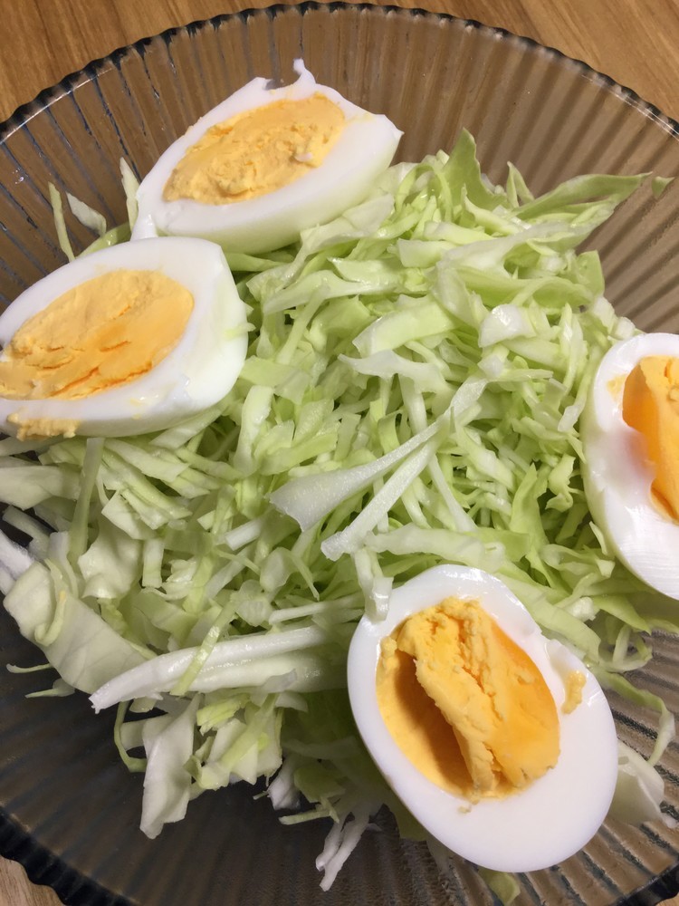 キャベツとゆで卵のサラダの画像