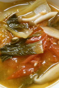 チンゲン菜とトマト　しめじのピリ辛スープ