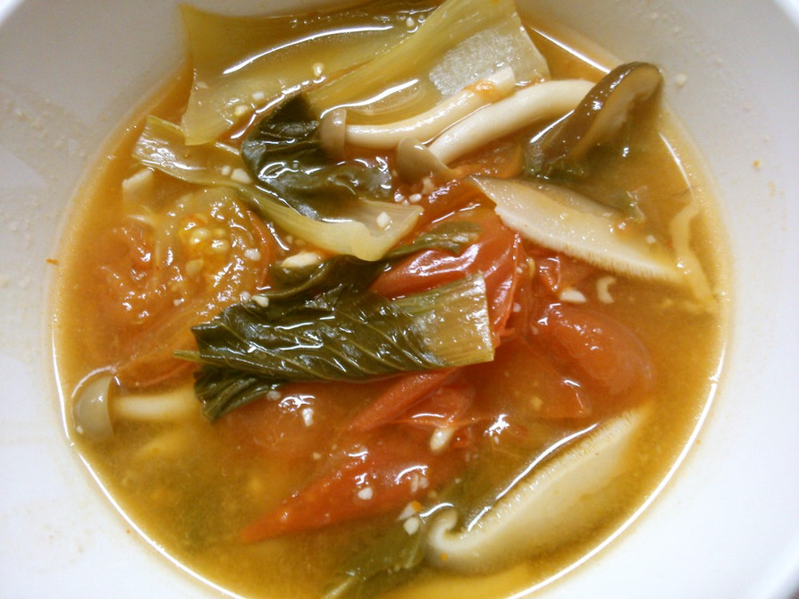 チンゲン菜とトマト　しめじのピリ辛スープの画像