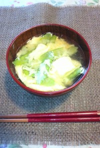 サヤエンドウと溶き卵味噌汁