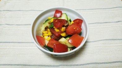 きゅうり・トマト・コーンのサラダの写真