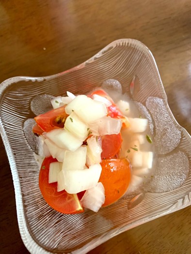 トマトとタマネギのマリネ風サラダの写真