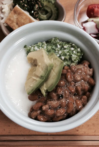 山芋オクラ納豆…三色ネバネバ丼+アボカド