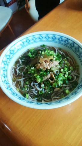 冷たいチチタケ肉そば
