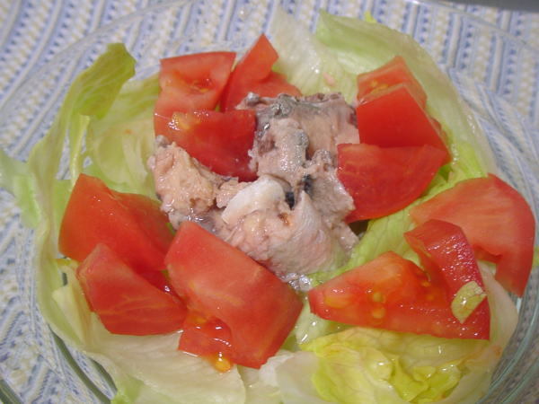 サバの水煮缶とトマトのサラダの画像