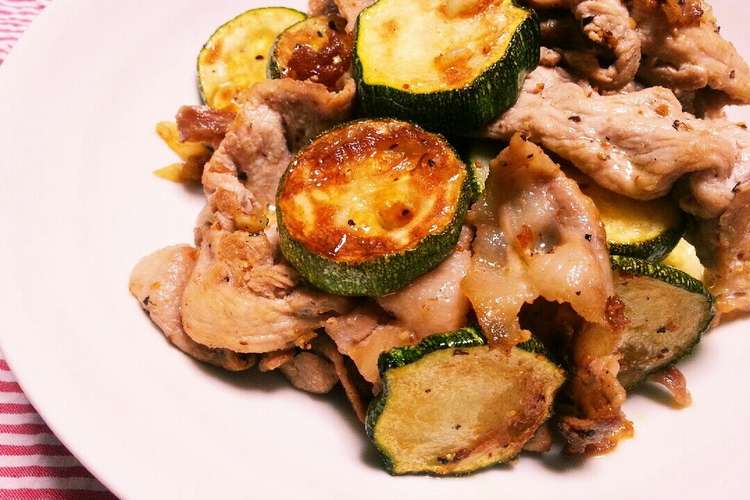 豚とズッキーニ にんにく粗びき胡椒炒め レシピ 作り方 By 30 Kitchen クックパッド 簡単おいしいみんなのレシピが368万品