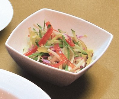 きのことりんご入り彩り野菜のサラダの写真
