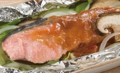 秋鮭とキャベツのピリ辛みそホイル焼きの写真