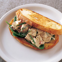 タラゴンチキンサラダ サンドイッチ