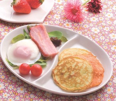 ピーマンパンケーキの朝食ワンプレートの写真