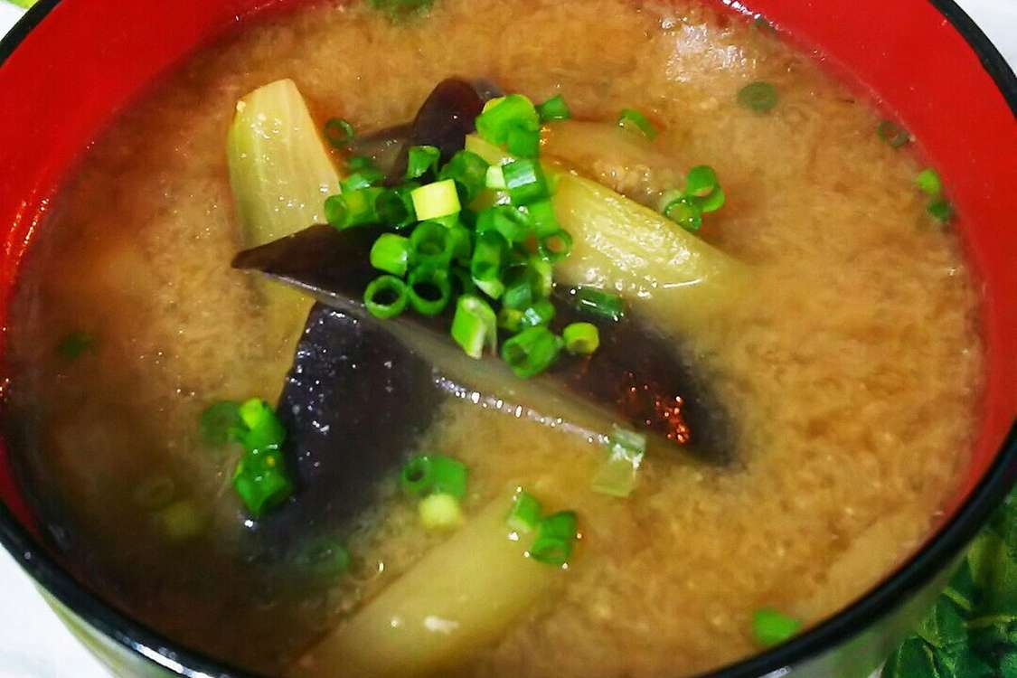 旨い ごま油で炒める 茄子のお味噌汁 レシピ 作り方 By 陽翔のばあば クックパッド 簡単おいしいみんなのレシピが379万品