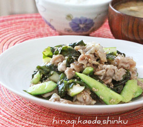 ごま油香る♪豚肉きゅうりわかめの中華炒め
