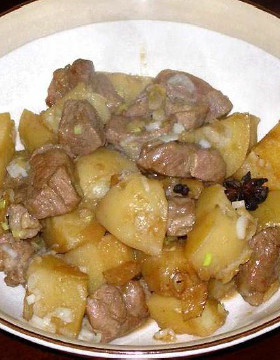 土豆焖牛肉｜牛肉とじゃが芋の煮物の画像