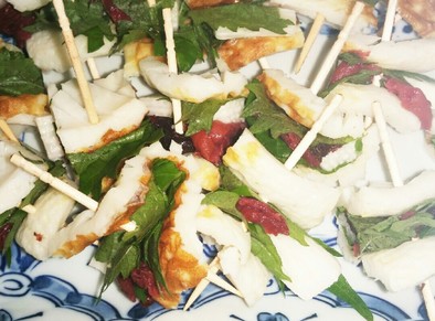 長芋と竹輪、青紫蘇の梅干し巻きのおつまみの写真