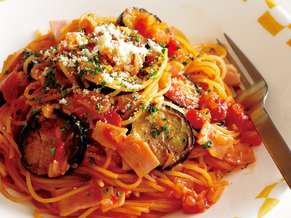 ローストトマトとグリルチキンのペストスパゲッティのレシピ