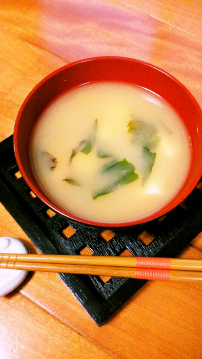 レンジで簡単即席味噌汁☆お豆腐とわかめ。の写真