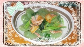 刺身こんにゃくと小松菜のにんにく炒め