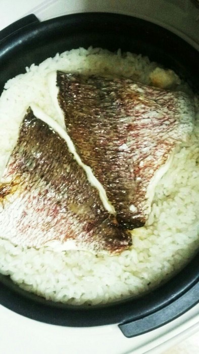 風味豊かな真鯛の鯛めし☆炊飯器でお焦げもの写真