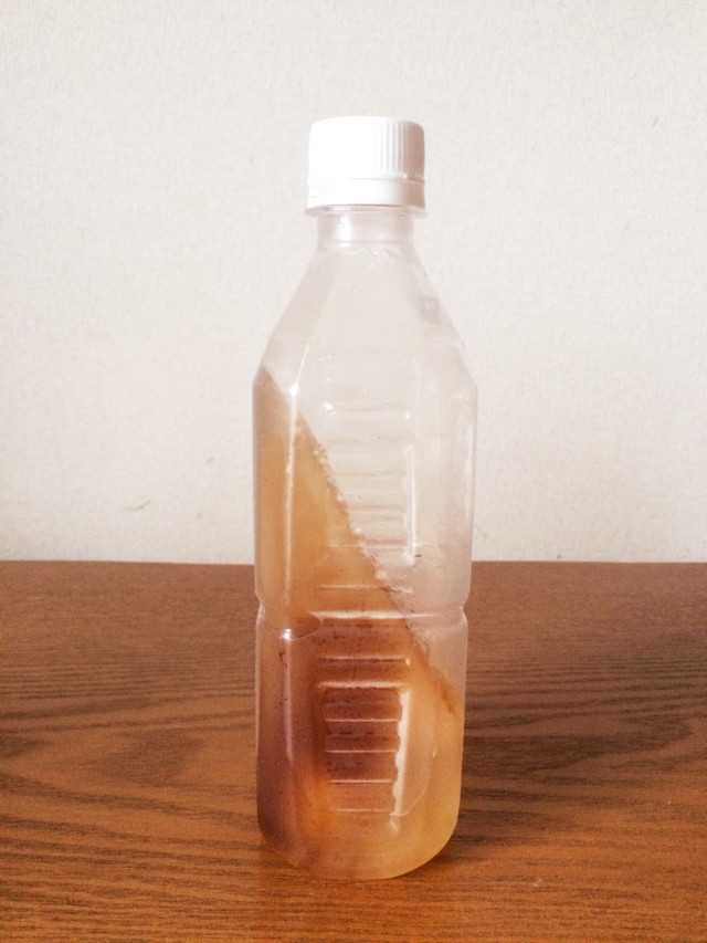 ペットボトルで☆冷たく即飲み斜め凍らせ茶の画像
