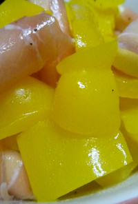 黄パプリカと生ハムチーズのマリネ風サラダ
