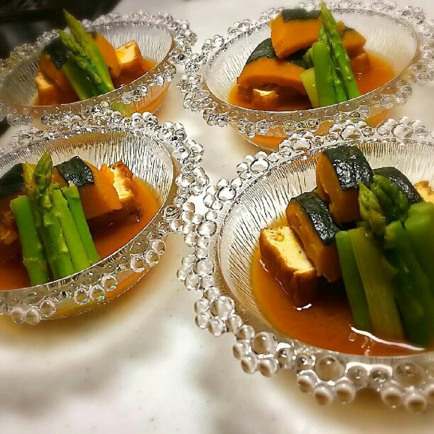 カボチャと野菜を練り込んだ厚揚げの味噌汁の画像