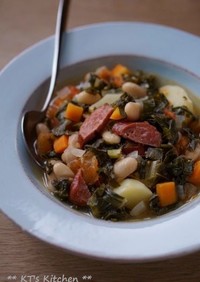 ケールと豆、ソーセージのスープ