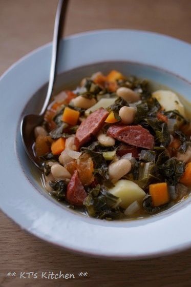 ケールと豆、ソーセージのスープの画像