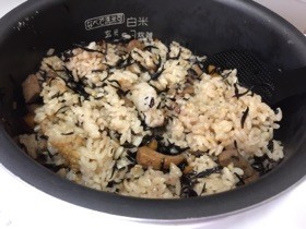 雑穀米とひじきの炊き込みご飯の画像
