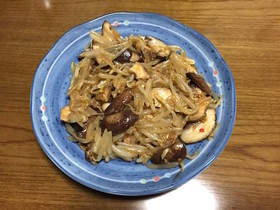 もやしと椎茸のテキトー旨辛炒め