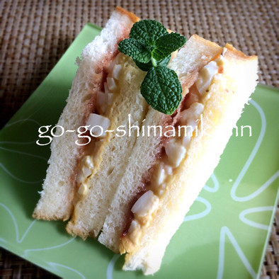✿卵とイチゴジャムのサンドイッチの写真
