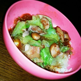 残り物のミートソースとサラダでミート丼?