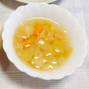 野菜とベーコンのコンソメスープの写真