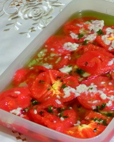 焼きトマトの塩麹オリーブオイル漬けの写真
