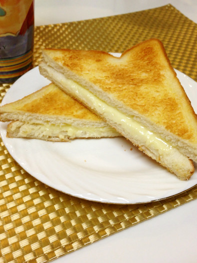 トースターでグリルドチーズサンドトーストの写真