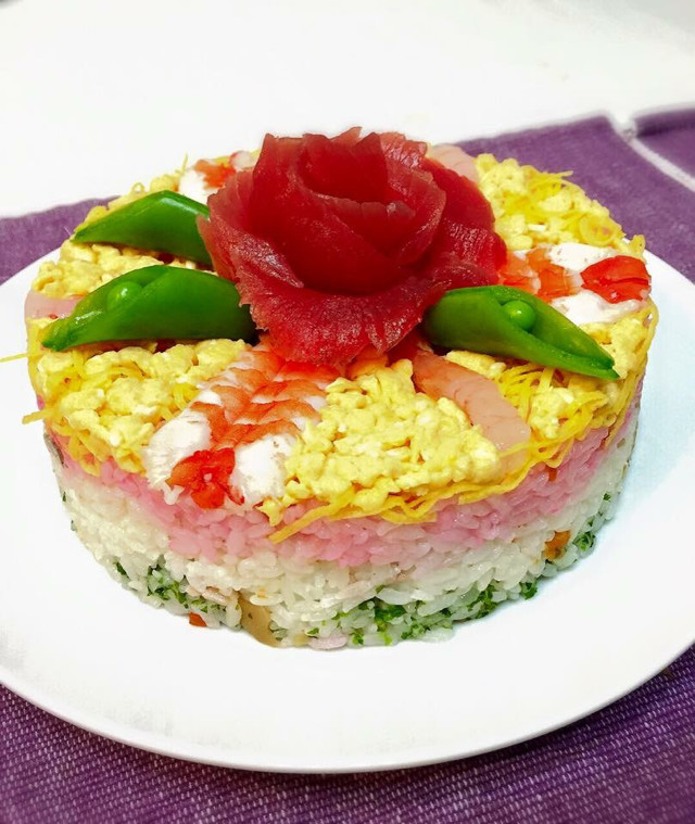 雛祭り・ひし餅風ちらし寿司ケーキの画像