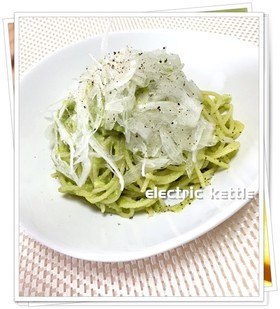 オニオンスライスのアボカドソースパスタ