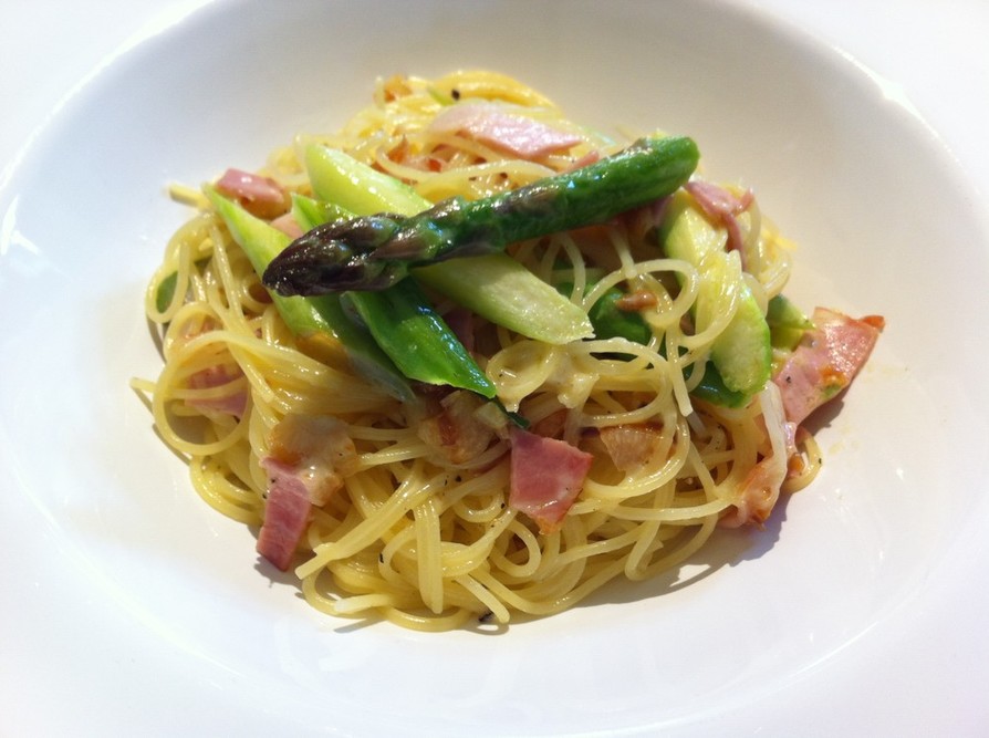 アスパラガスの卵とベーコンのサラダ、ディジョンヴィネグレットソース添えのレシピ