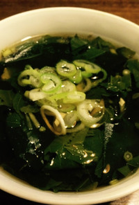 モロヘイヤと海藻の生姜スープ