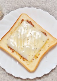 朝食にはちみつマスタードのチーズトースト