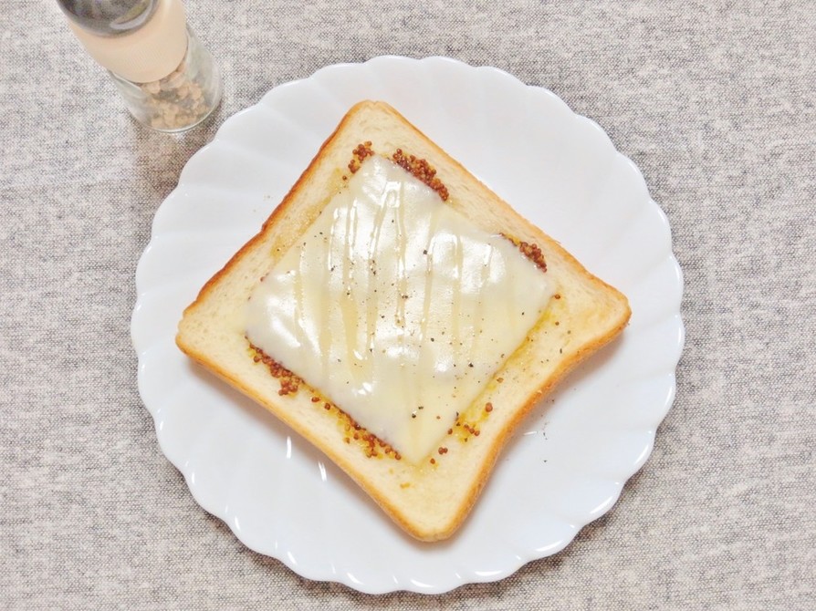 朝食にはちみつマスタードのチーズトーストの画像
