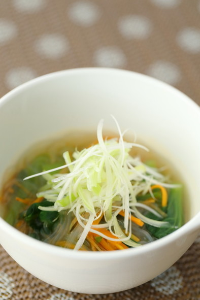 生姜でぽかぽかお野菜と春雨の中華スープの写真