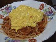 トマトソースと卵のパスタの写真